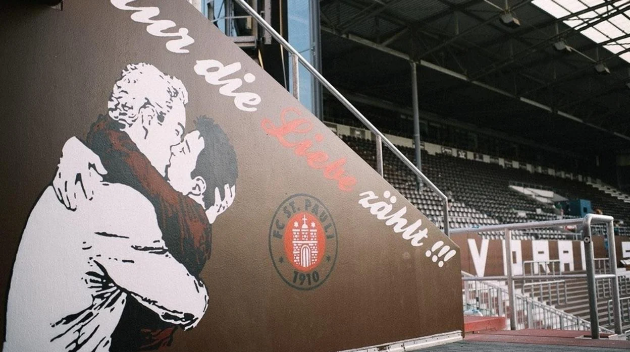 Una pintada en apoyo a la visibilidad en el fútbol en el estadio del equipo alemán St. Pauli