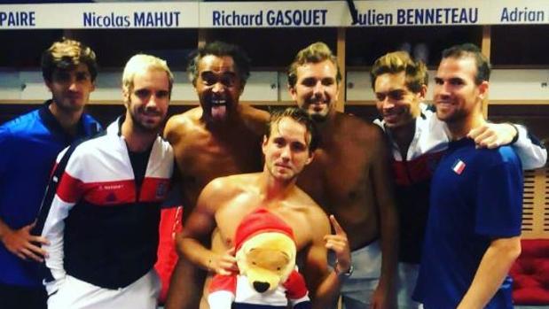 Yannick Noah celebra la final con un desnudo