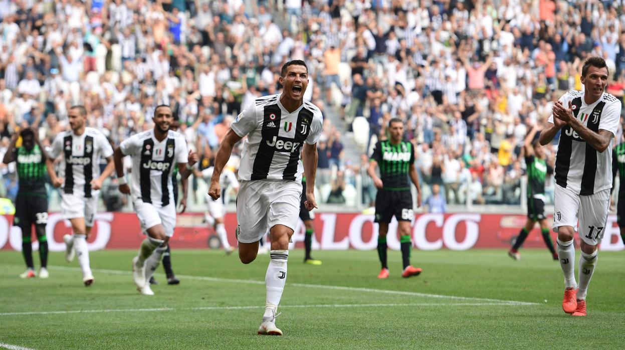 Cristiano Ronaldo celebra ante el Sassuolo su primer gol con la Juventus