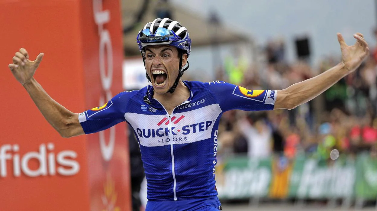 Enric Mas celebrando su triunfo en la etapa reina de la Vuelta a España