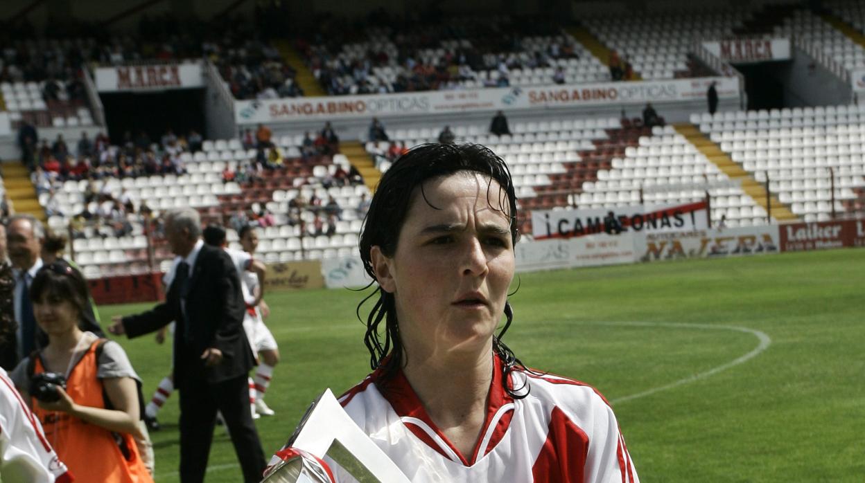 Natalia Pablos con una de las Ligas conquistadas por el Rayo Vallecano