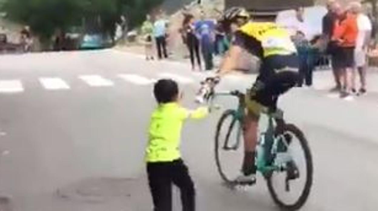 El maravilloso gesto de George Bennett con un niño