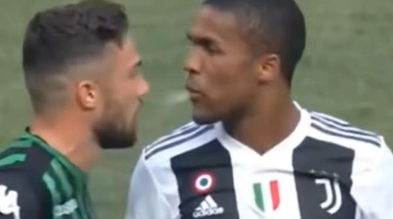 Douglas Costa, en el momento en el que escupe a Di Francesco