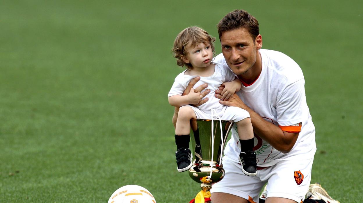 Cristian Totti junto a su padre,, como jugador de la Roma en la temporada de 2007