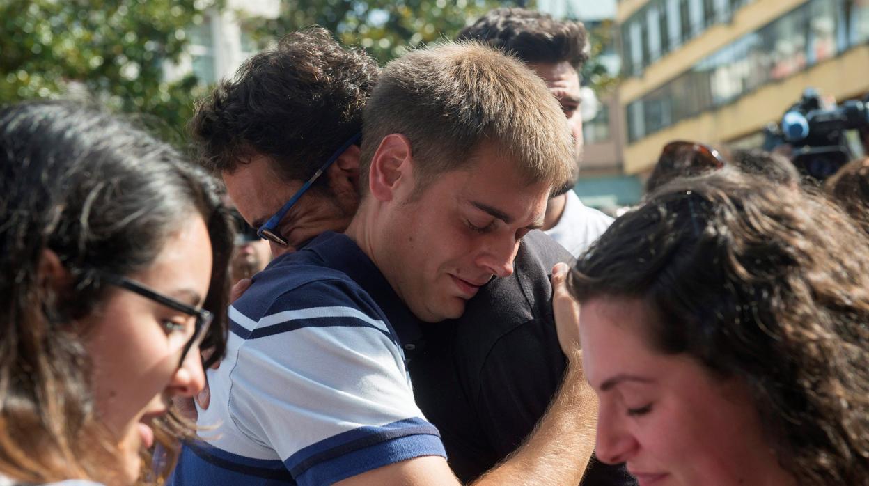 El hermano de Celia Barquín recibe las condolencias de familiares y amigos ayer en Torrelavega