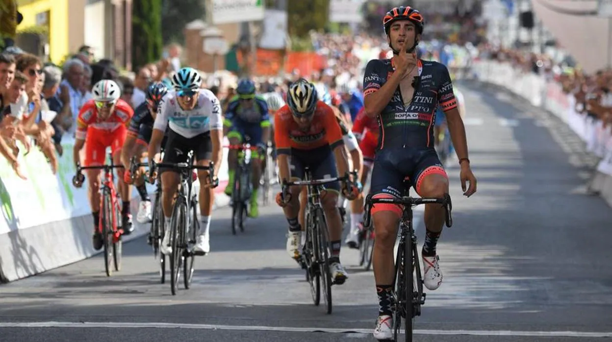 El ciclista trebujenero Juanjo Lobato celebra la victoria en la Coppa Sabatini.