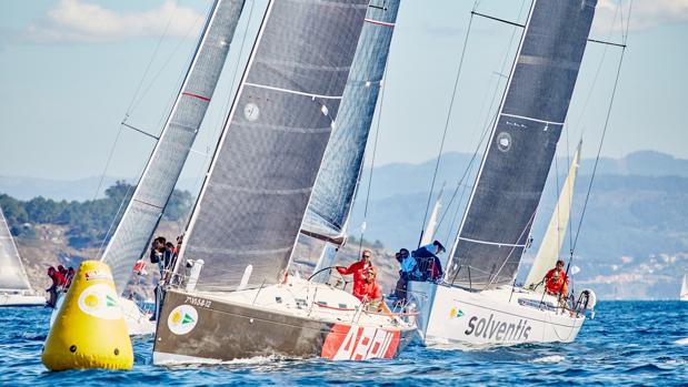 La Regata Rey Juan Carlos I llena de velas la ría de Pontevedra