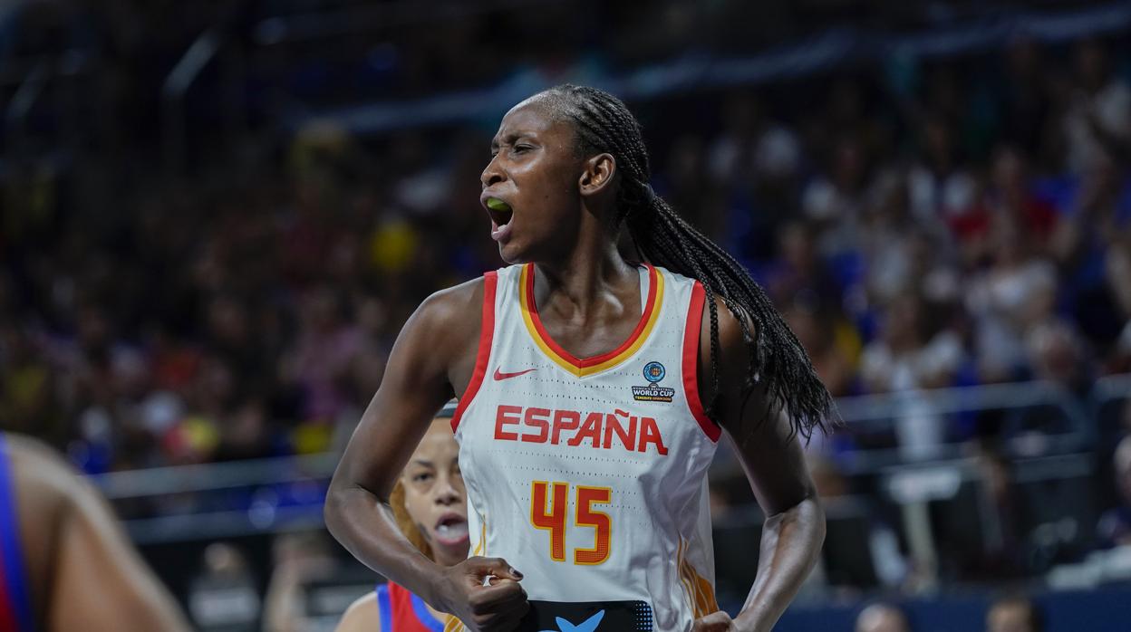 Ndour celebra una canasta durante el partido ante Puerto Rico