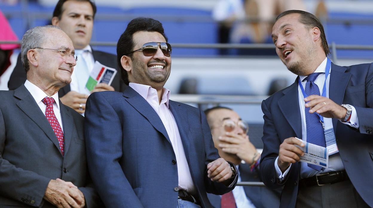 Al Thani sonriente en el placo del Málaga, club del que es propietario
