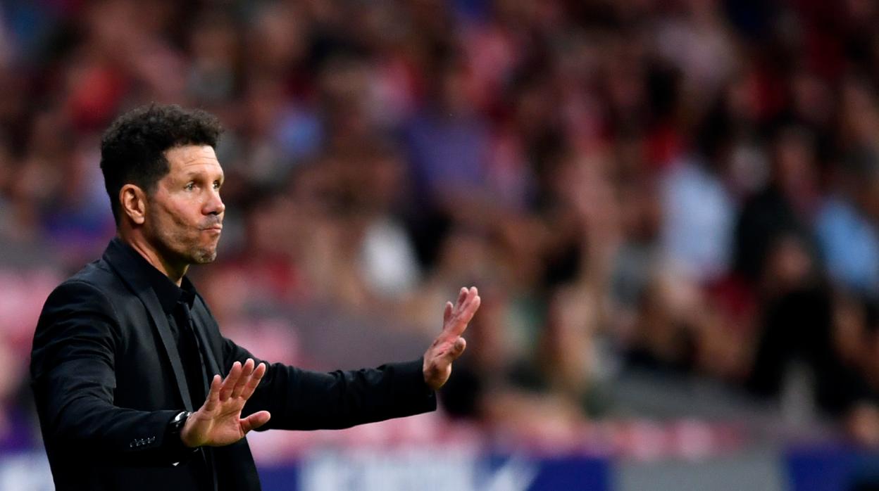 Simeone durante el partido ante el Huesca