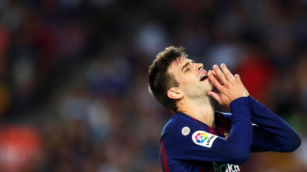 Piqué se lamenta tras una jugada durante el partido ante el Gerona