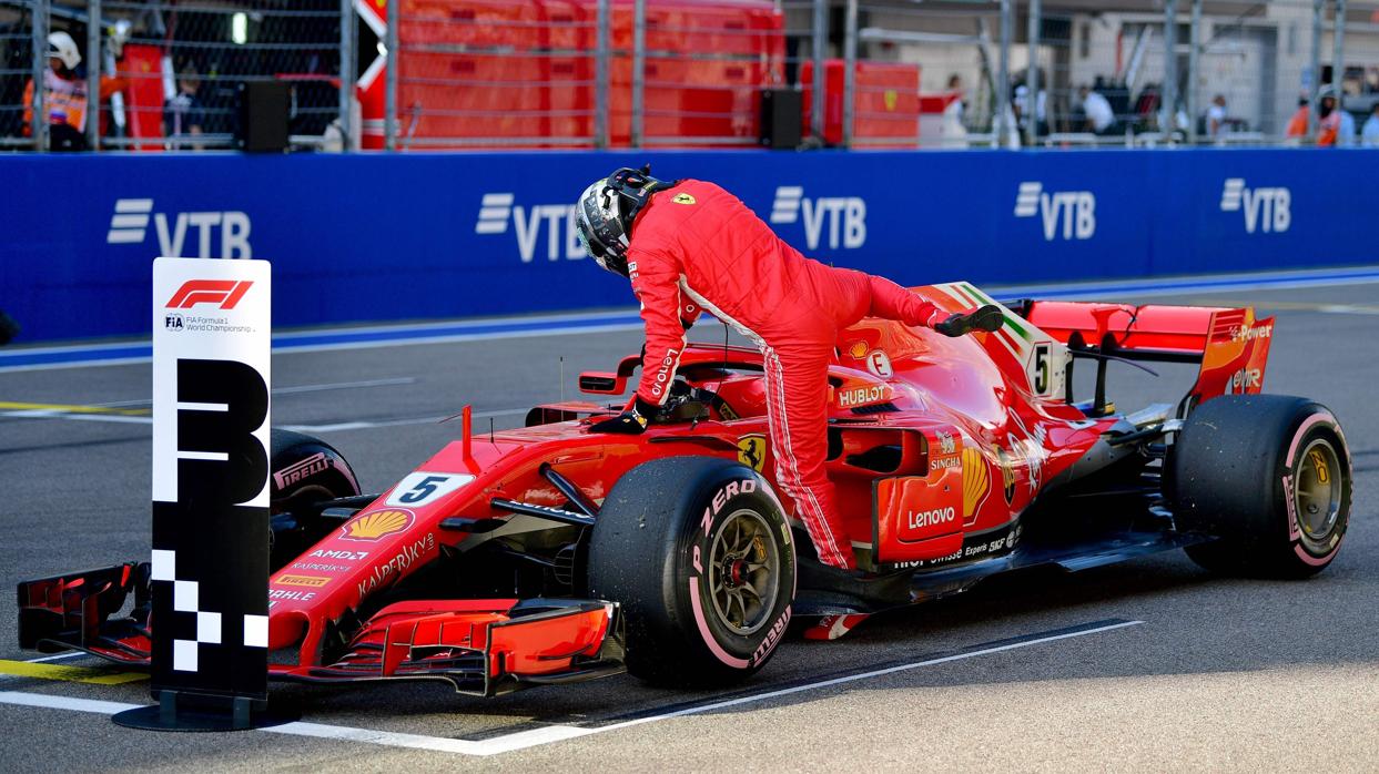 Vettel carga contra el asfaltado parcial del circuito