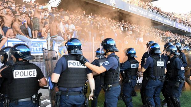 Un sobresalto como el de Ipurúa acaba con enfrentamientos entre hinchas y la policía