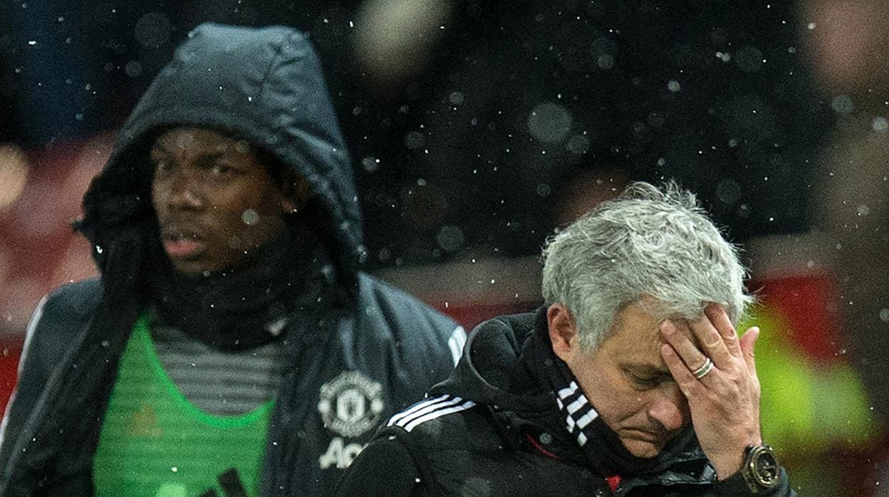 Pogba y Mourinho durante un partido del Manchester United