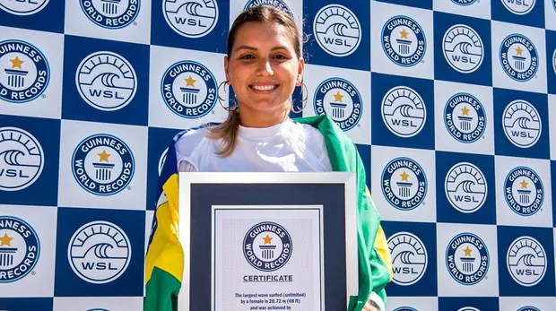 Maya Gabeira, récord Guinness tras surfear una ola de 20 metros