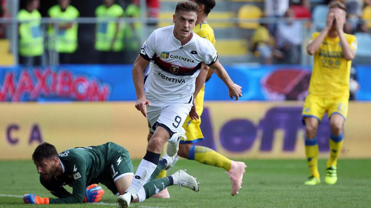 Krzysztof Piatek, del Génova, celebra un gol ante el Frosinone en la última jornada de la Serie A