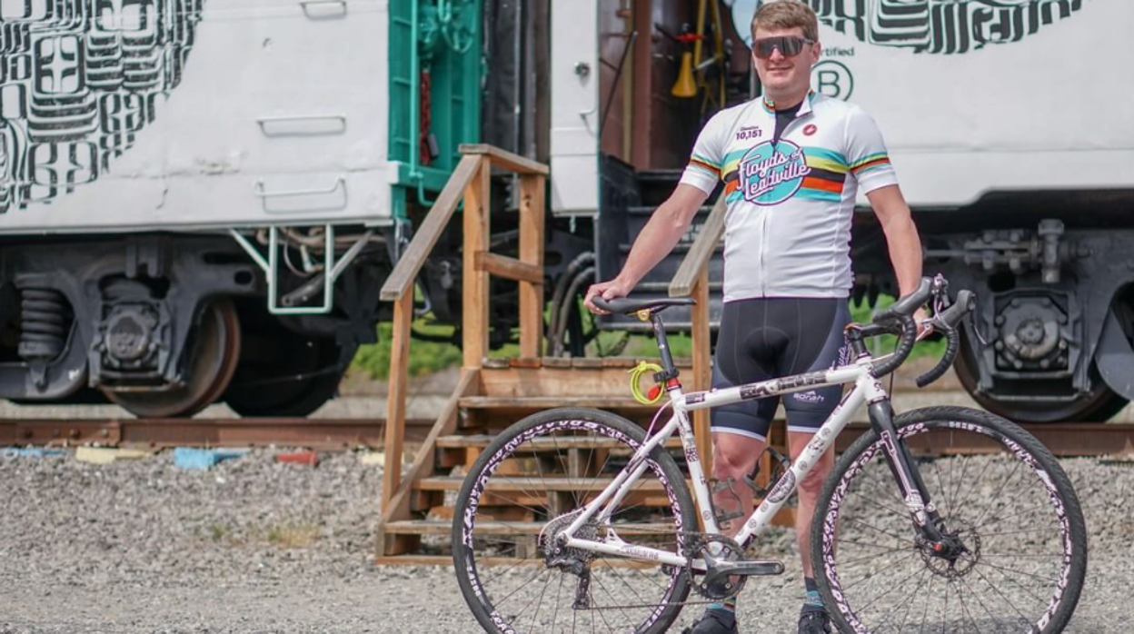 Floyd Landis posa con una camiseta con la logo de su empresa