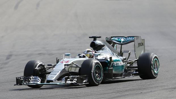 Hamilton domina la primera sesión y los españoles decepcionan