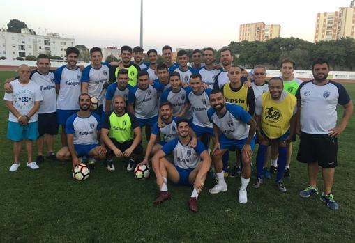 La plantilla del Isla Cristina CF, en un entrenamiento