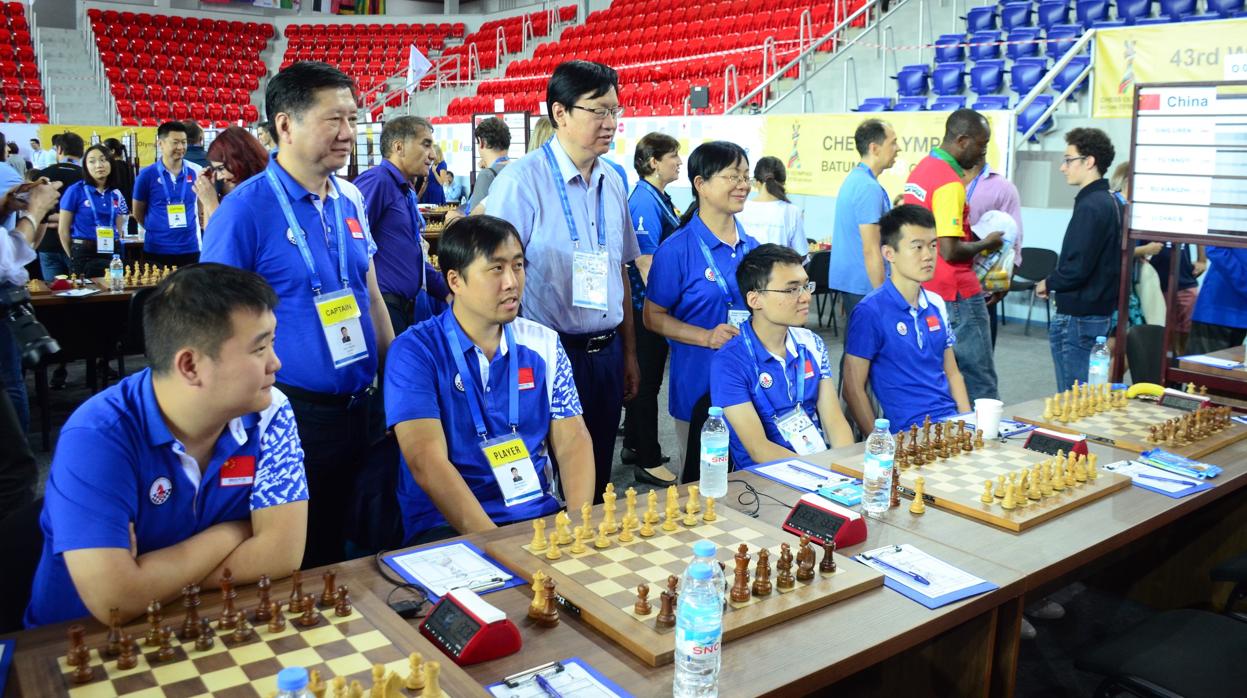 Li Chao, Bu Xiangzhi, Yu Yangyi y Ding Liren, el viernes, antes de su crucial victoria ante Polonia