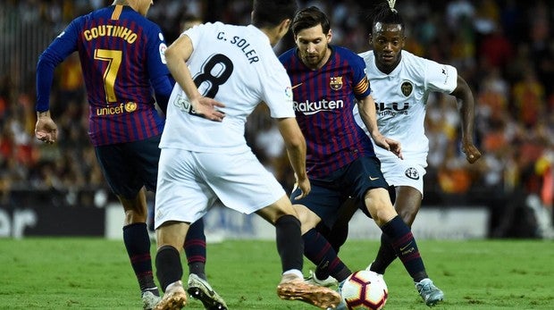 El Barça no concreta su dominio en Mestalla