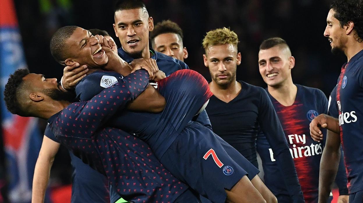 Mbappé, felicitado por sus compañeros