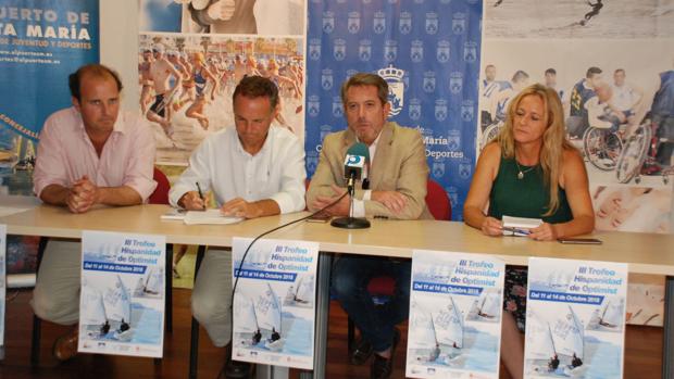 300 regatistas en Cádiz, en el Trofeo de la Hispanidad de Optimist