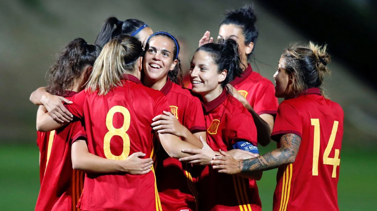 La selección española de fútbol femenino celebran un gol en un partido amistoso frente al Rayo Vallecano