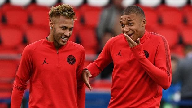 Neymar y Mbappé ignoran a Cavani