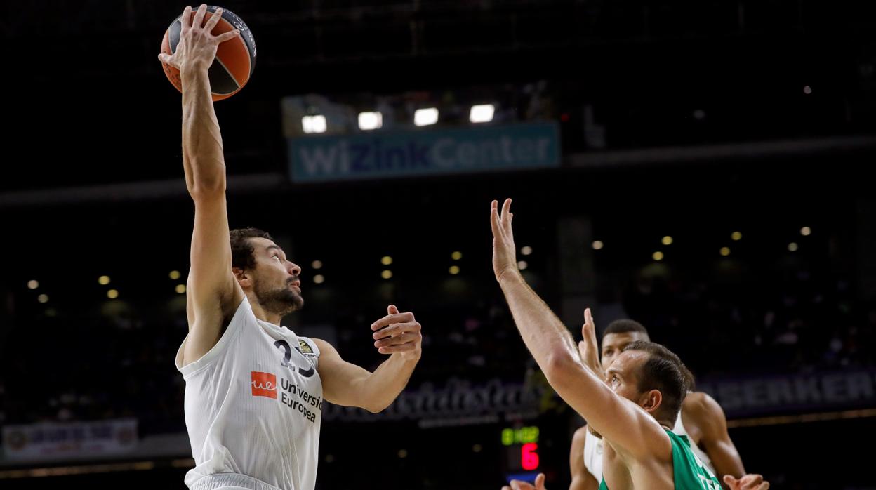 La inverosímil canasta de Llull que levantó a todo el pabellón