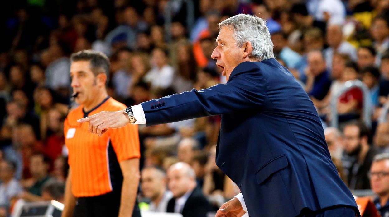 Svetislav Pesic da indicaciones durante un partido