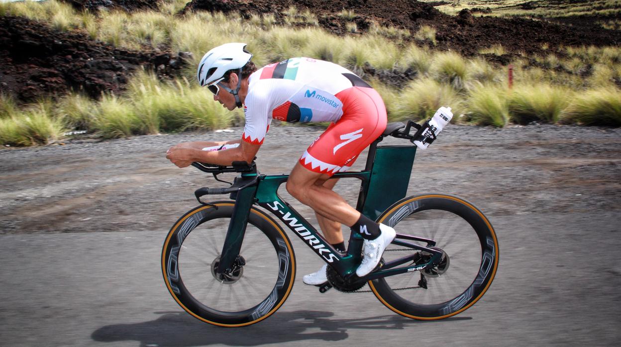 Gómez Noya entrena en bicicleta en las carreteras de Hawái