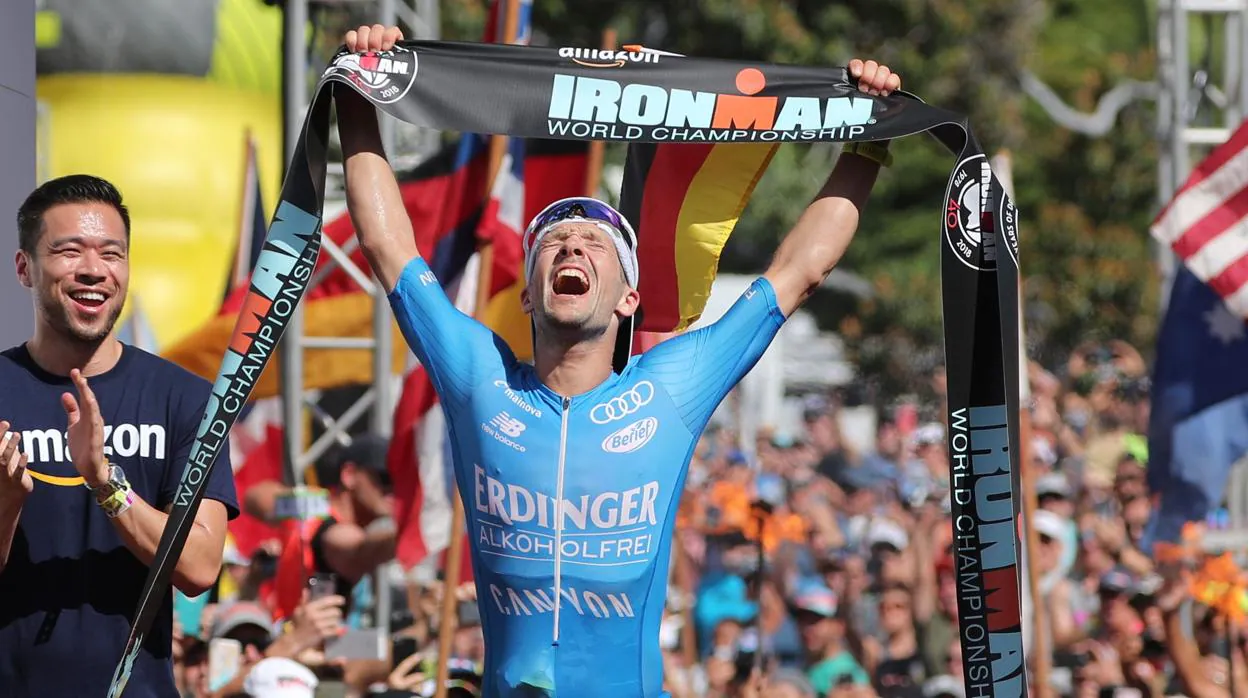 Patrick Lange celebra la conquista del Ironman de Hawái 2018