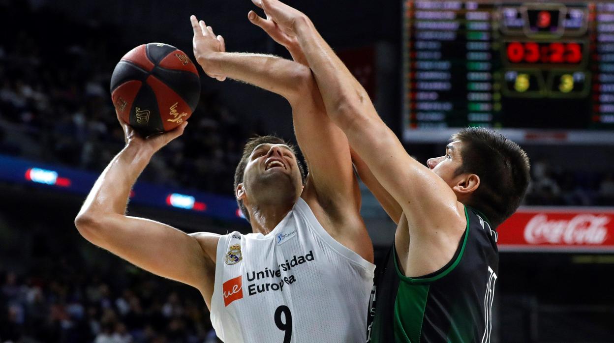 Felipe Reyes y Marko Todorovic durante una acción del partido