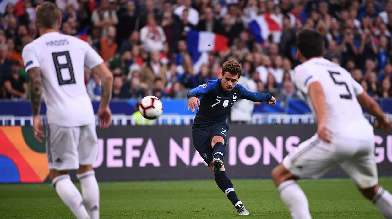 Griezmann golpea el balón durante el partido ante Alemania en Saint-Denis