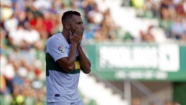 El Elche corta su mala racha y frena al Málaga