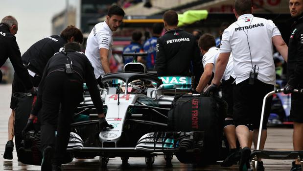 Hamilton domina bajo la lluvia