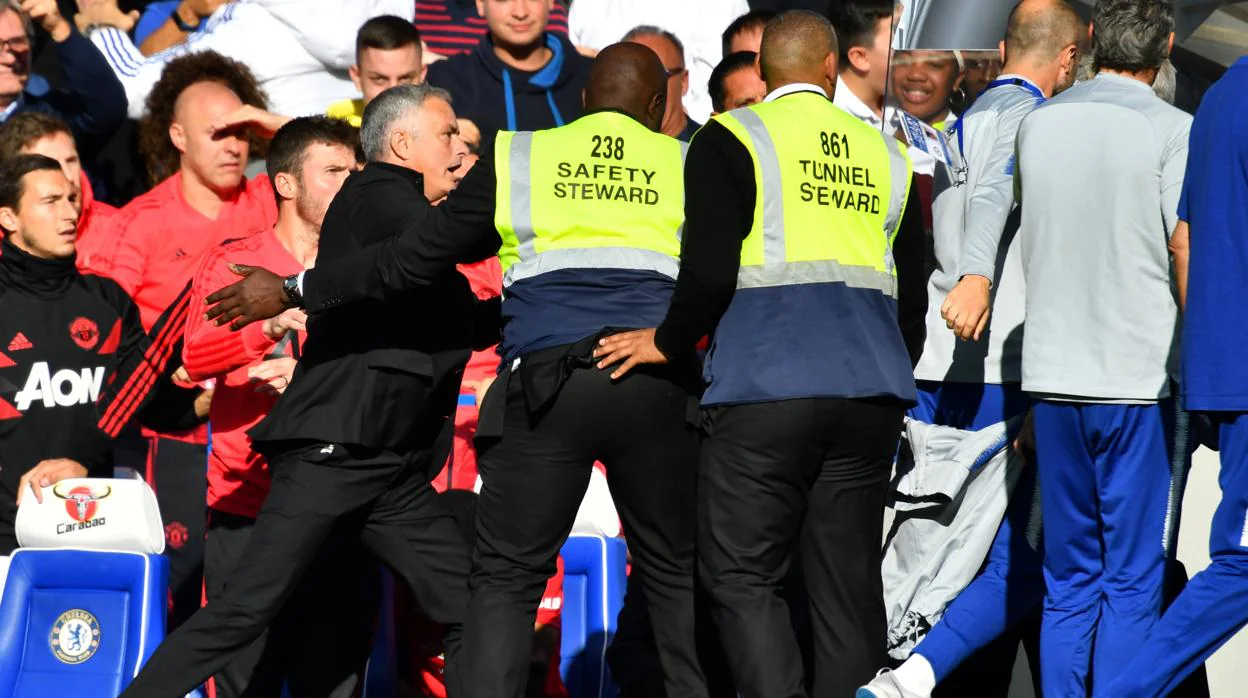 Conato de agresión de Mourinho al asistente del Chelsea