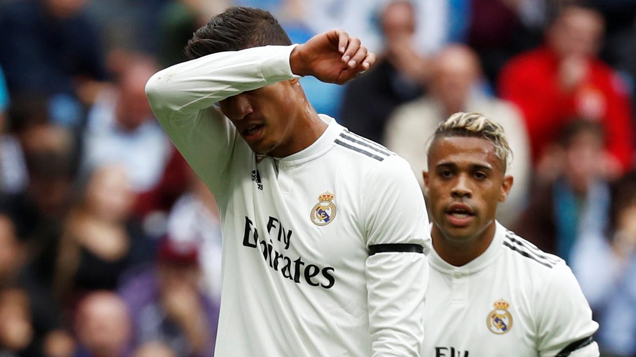 Varane y Mariano se lamentan en el partido ante el Levante