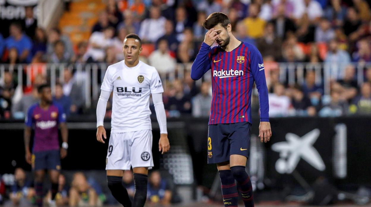 Gerard Piqué se lamenta durante el partido disputado por el Barcelona en Mestalla