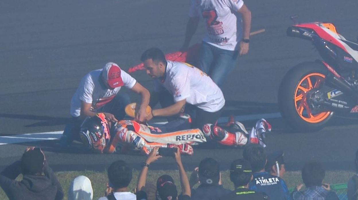 A Márquez se le sale el hombro en la celebración