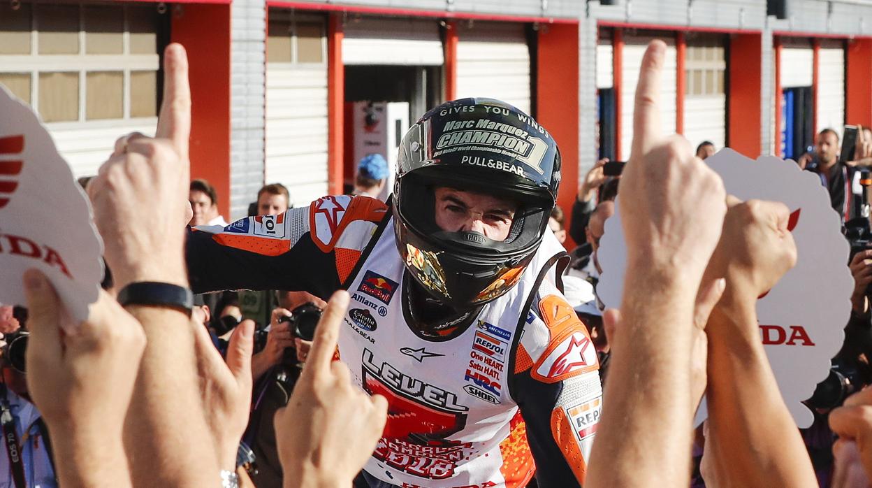 Marc Márquez, con su equipo