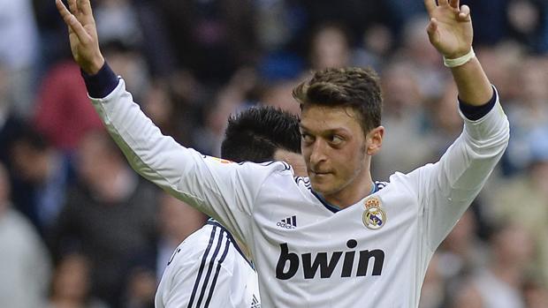 Mesut Ozil enfada a su afición al rendirse al Santiago Bernabéu