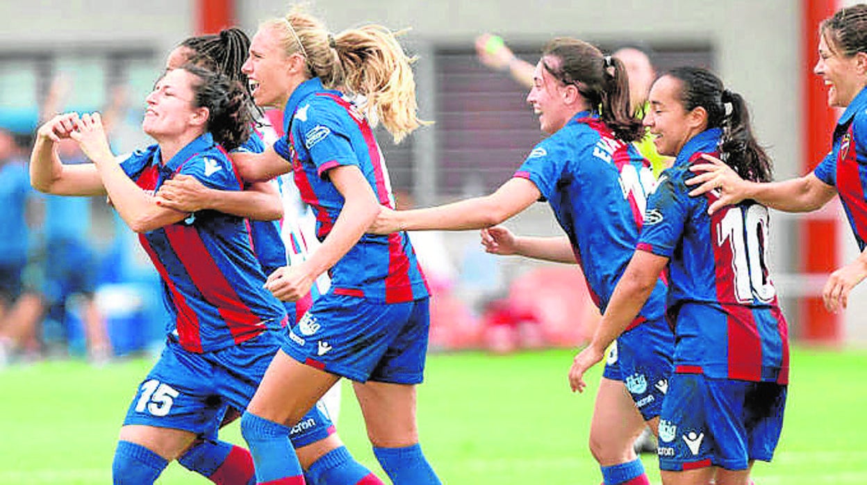 Las jugadoras del Levante celebran un tanto