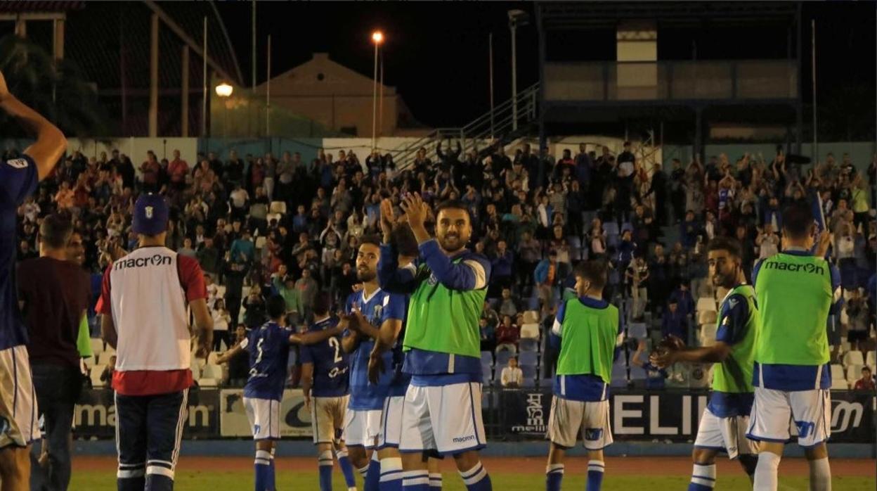 Los jugadores del Melilla celebran la clasificación para los dieciseisavos de final de la Copa