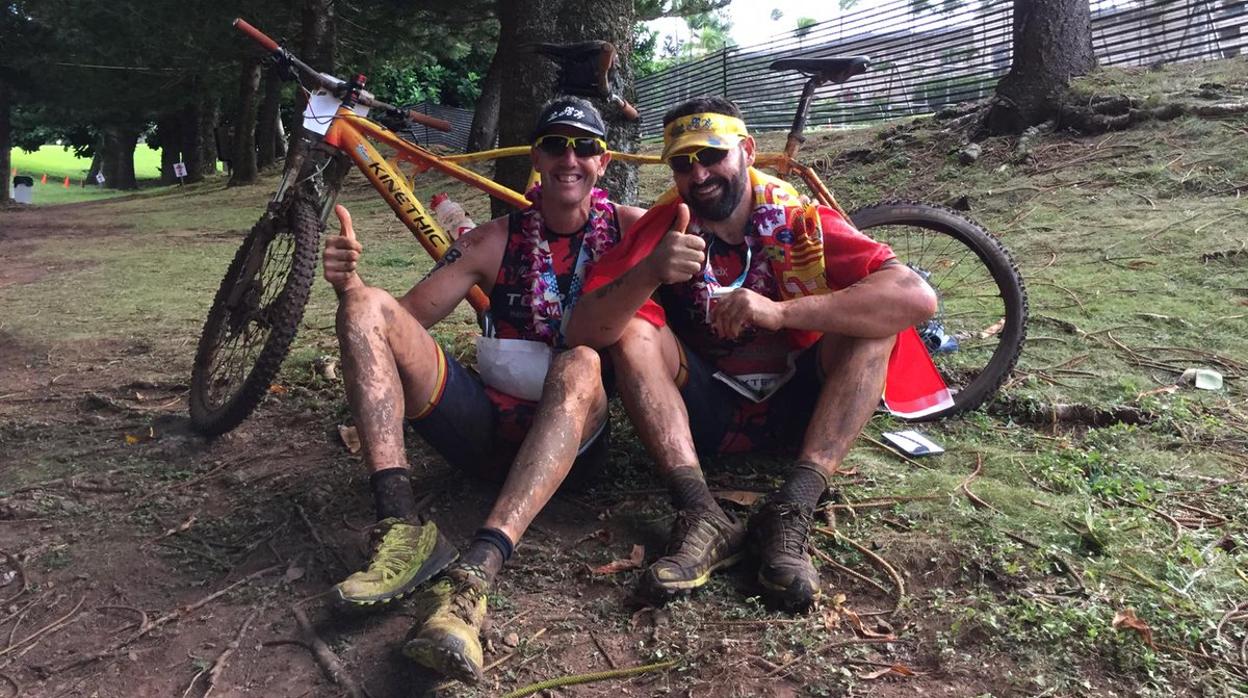 Jonathan Macías y José Manuel Candón celebran su gesta.