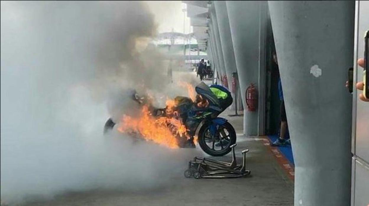 Aparatoso incendio de la moto de Alex Rins en Sepang