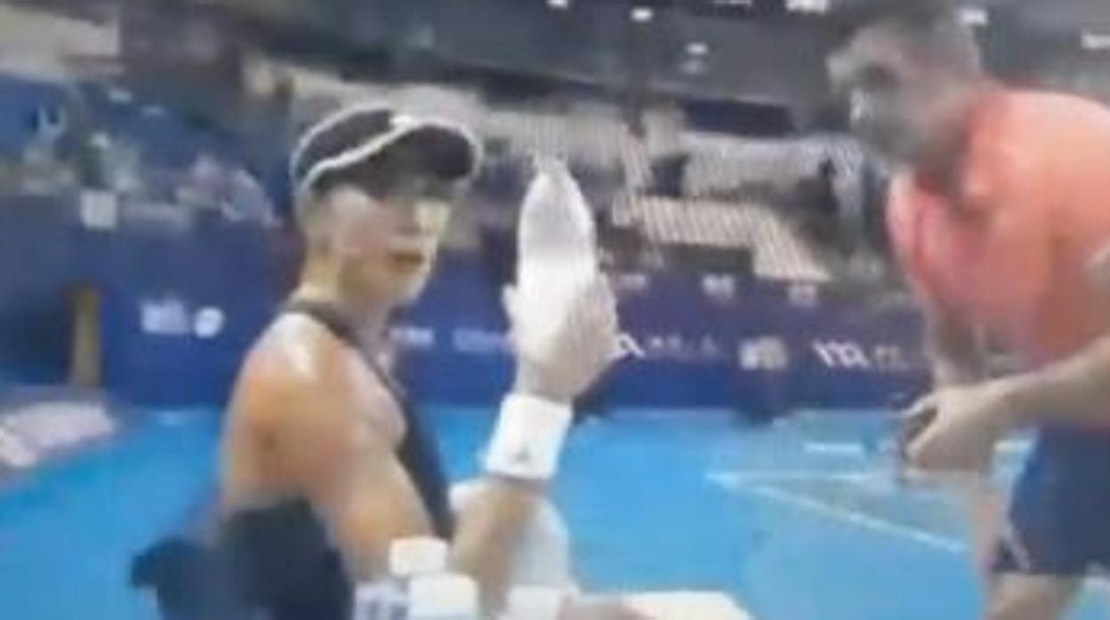 Nuevo enfado de Muguruza con su entrenador y un cámara: «¿Has terminado ya de molestarme?»