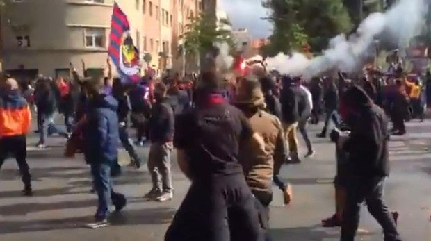 Tres heridos en una pelea entre Bukaneros y Boixos Nois, los ultras del Rayo y del Barcelona