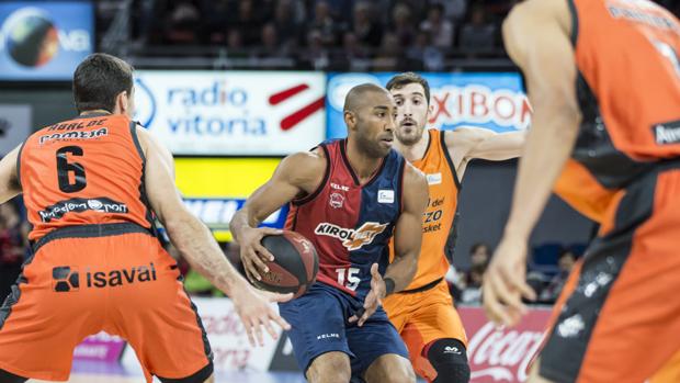 El Baskonia asciende al liderato